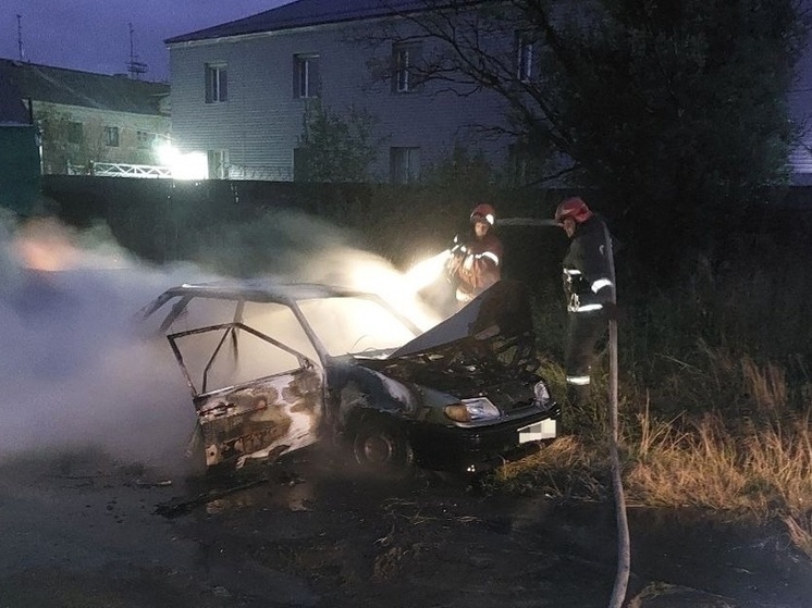 Загоревшийся автомобиль в Мурманске тушили восемь пожарных