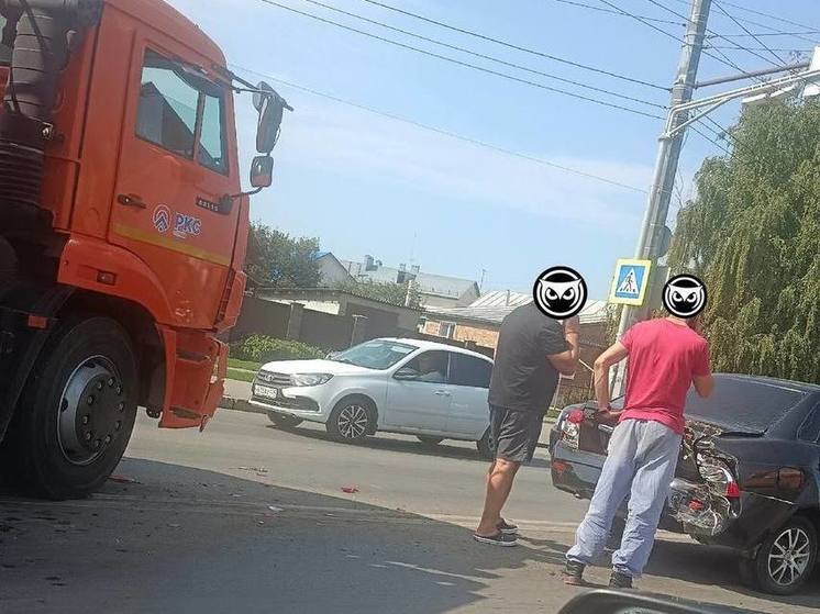 В Пензе коммунальный автомобиль врезался в легковушку
