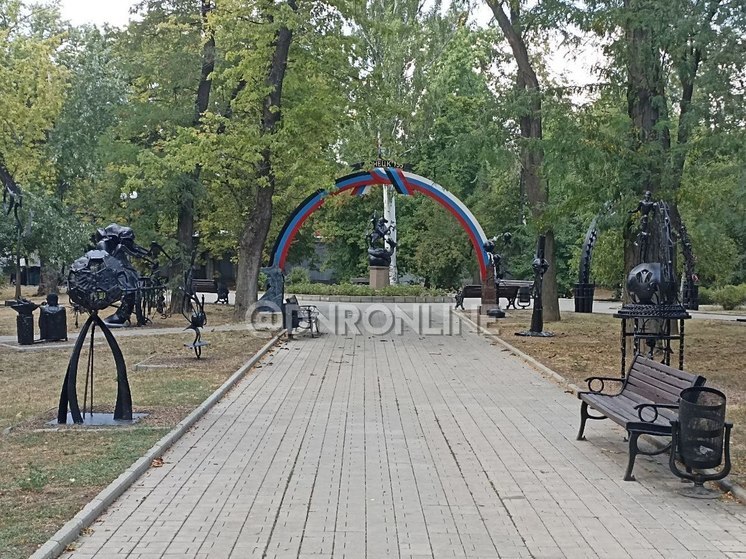 В Донецке открыли арку с флагами ДНР и России