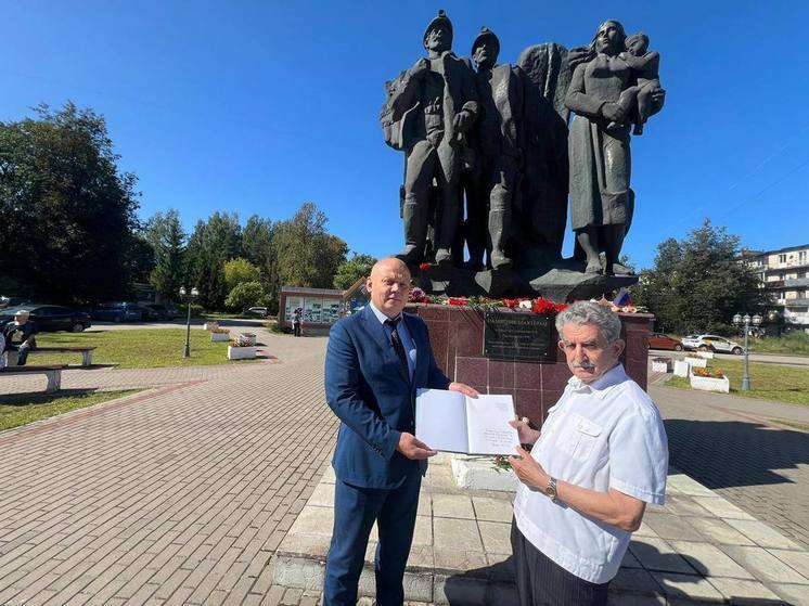 Сланцы отмечают День шахтера: ветеран угольной отрасли передал свою книгу губернатору