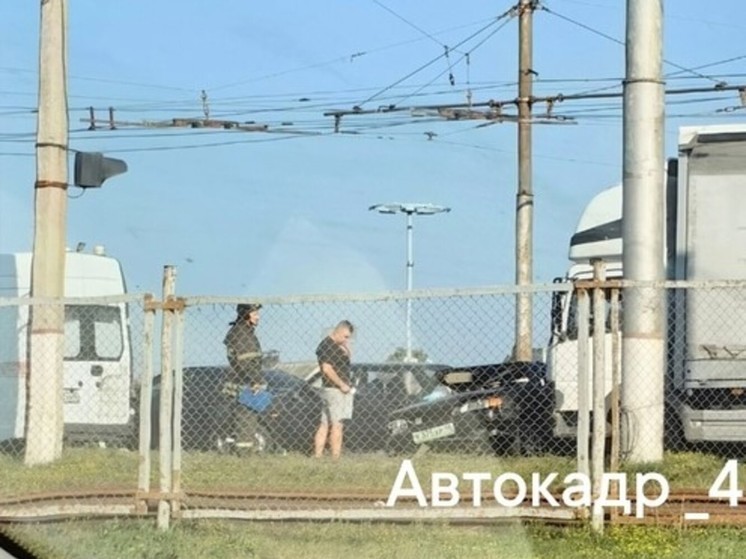 В Курске многотонная фура протаранила бок ВАЗ-2115
