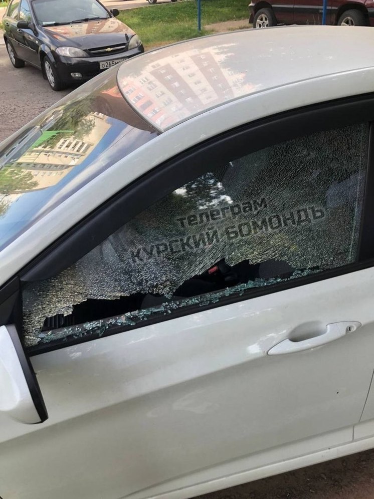 В Курске неизвестные обстреляли из пневматики легковой автомобиль
