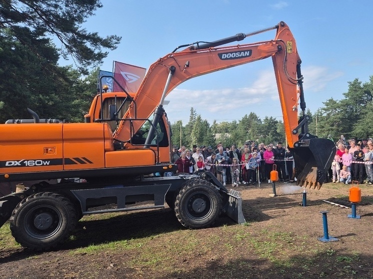 Шоу трактористов устроили на молочном фестивале в поселке Ильинский