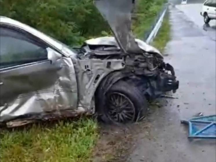 Сахалинцы на Тойоте снесли автобусную остановку