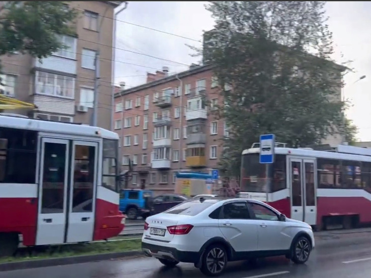 ЧП на Блюхера: трамваи встали в пробку из-за обрыва контактных сетей в Новосибирске