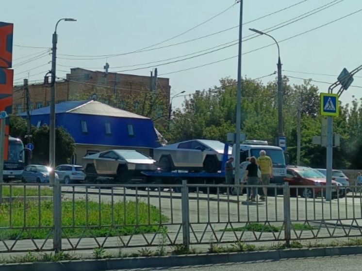 В Орле эвакуатор с двумя «Теслами» попал в ДТП
