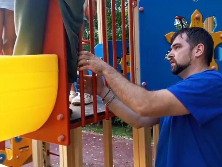 Девочке 11 лет помогли спасатели на детской площадке