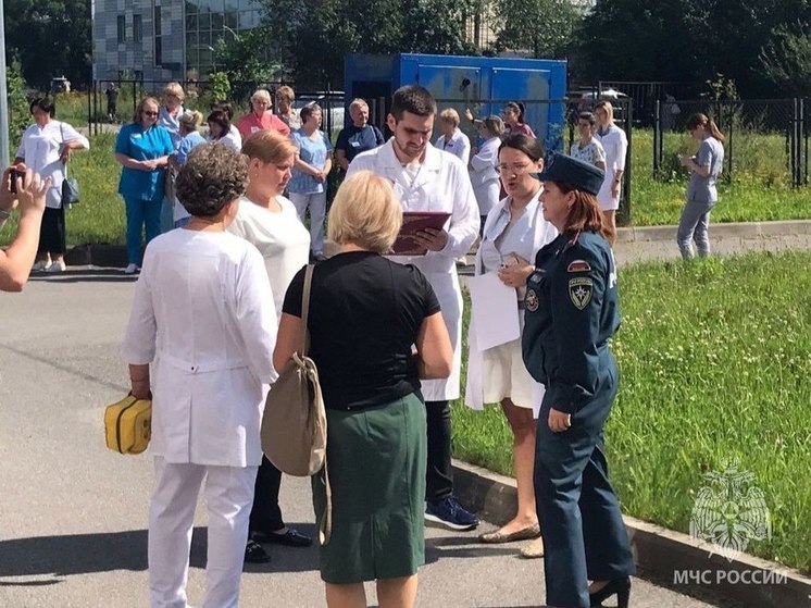 В поликлинике в Гатчине прошла учебная эвакуация