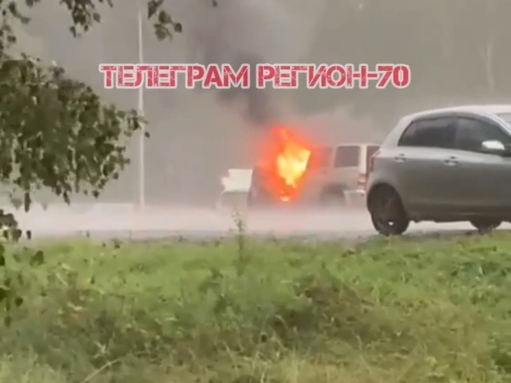 В Томской области напротив "Околицы" загорелась машина