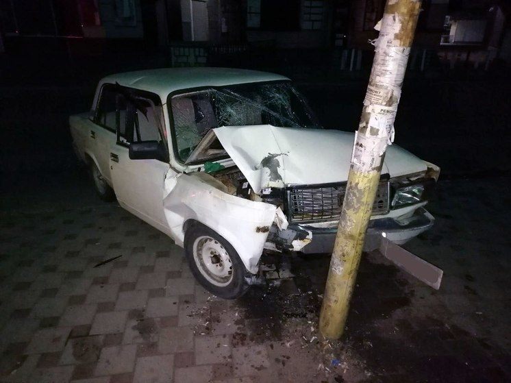 В Донецке молодой водитель врезался в фонарь