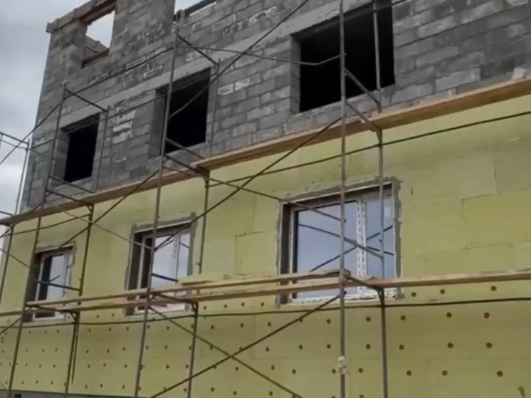 Многоквартирник возводят в поселке Октябрьском