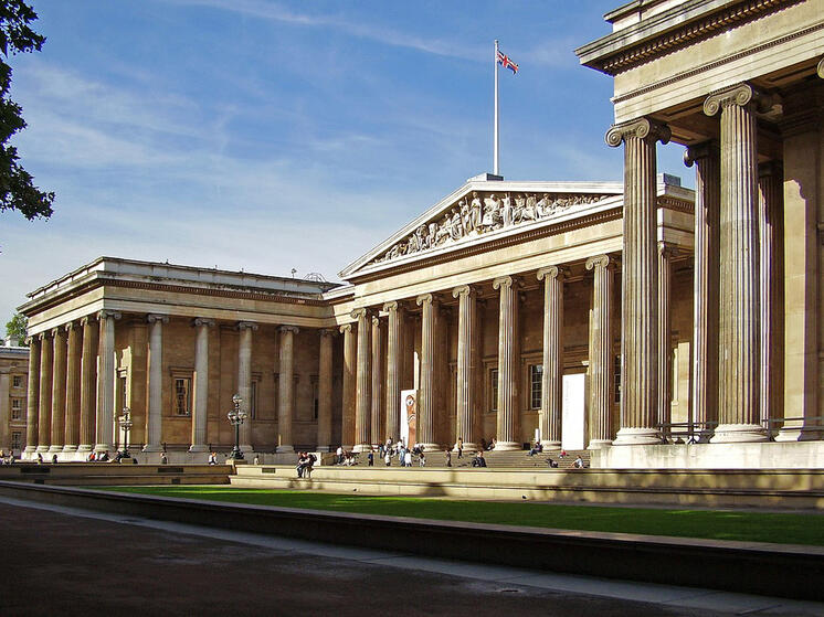 Птица символизирует двойственность, неповиновение и иммиграцию