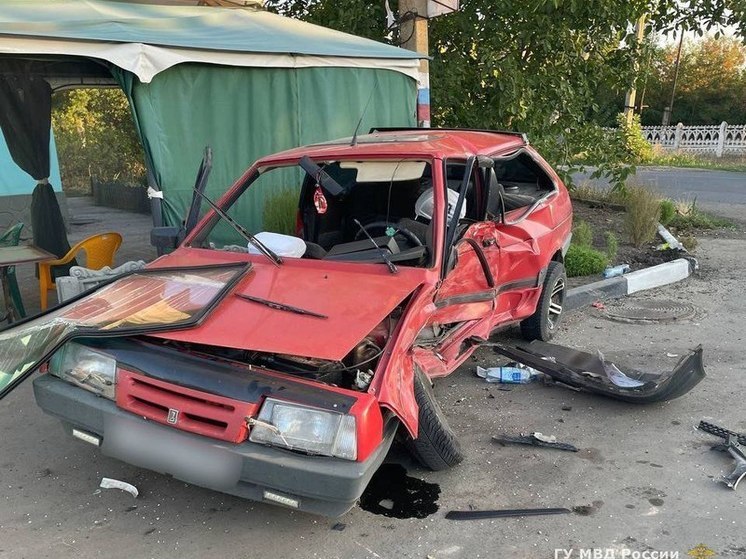На Херсонщине минивэн врезался в старую легковушку