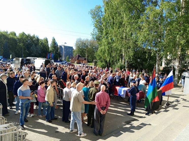 Жители Сегежи простились с погибшим на СВО Евгением Яловым