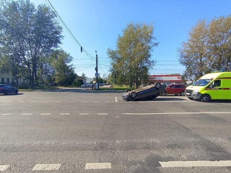 В Южном в Твери в результате ДТП перевернулся автомобиль: водитель в больнице