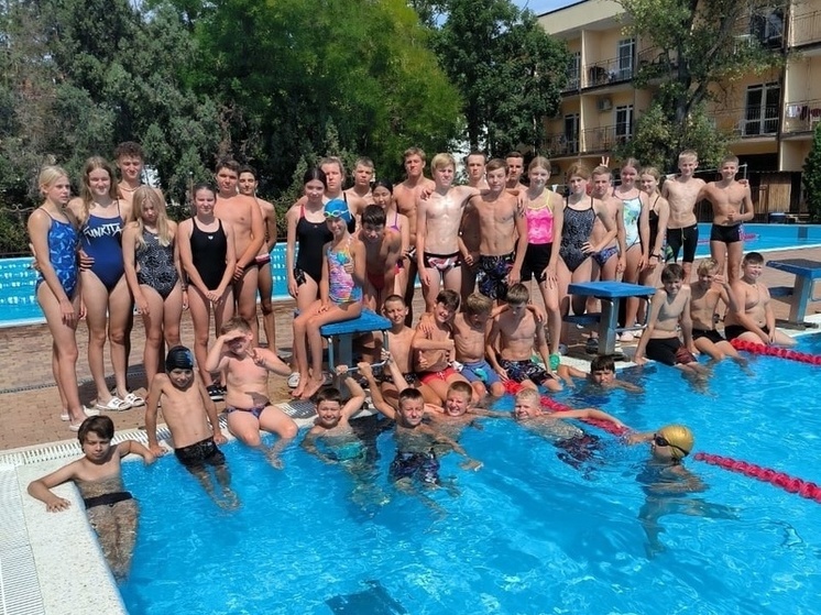 Спортсмены из Серпухова бегают вдоль моря