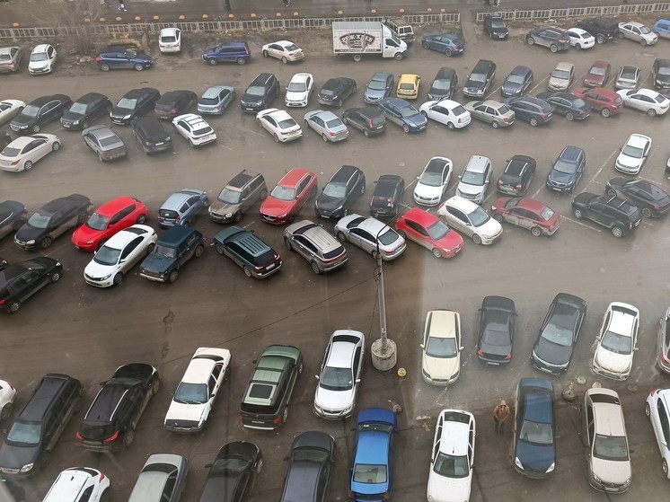 На Уралмаше угонщик повредил припаркованные машины