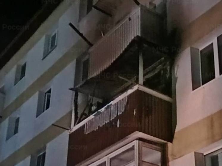 Холмские пожарные эвакуировали из горящего дома 16 человек