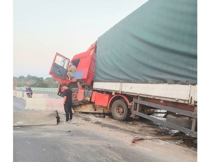В Гнездове на мосту фура наехала на отбойник