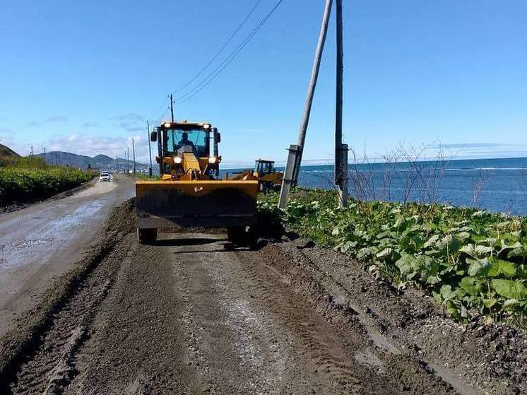 Более 5 км асфальта положат на участке дороги Холмск-Яблочное в этом году