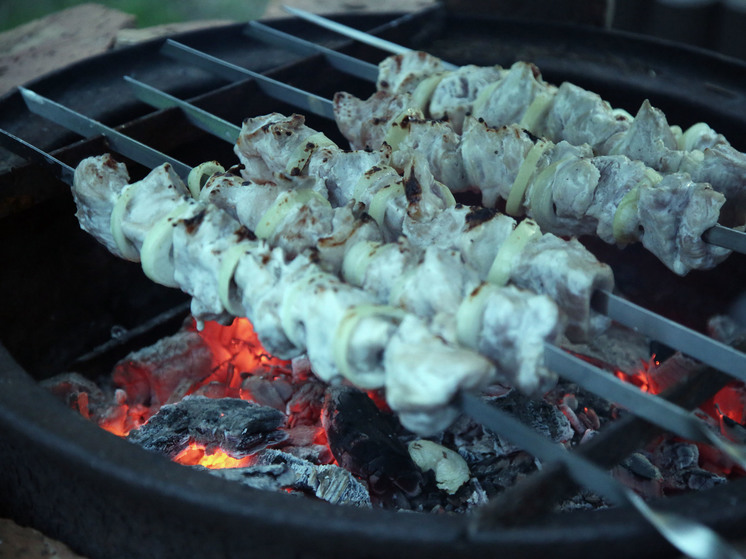 Приятели загорелись, когда жарили шашлыки в парке Реутова