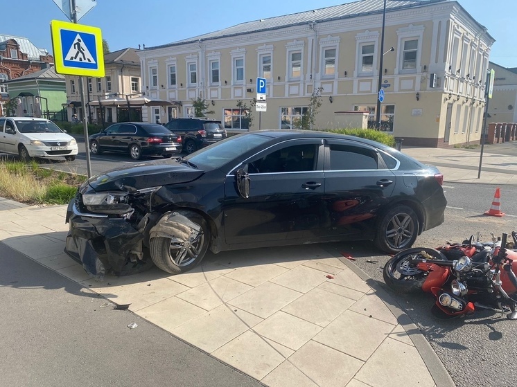 Автоледи сбила мотоциклиста в Череповце