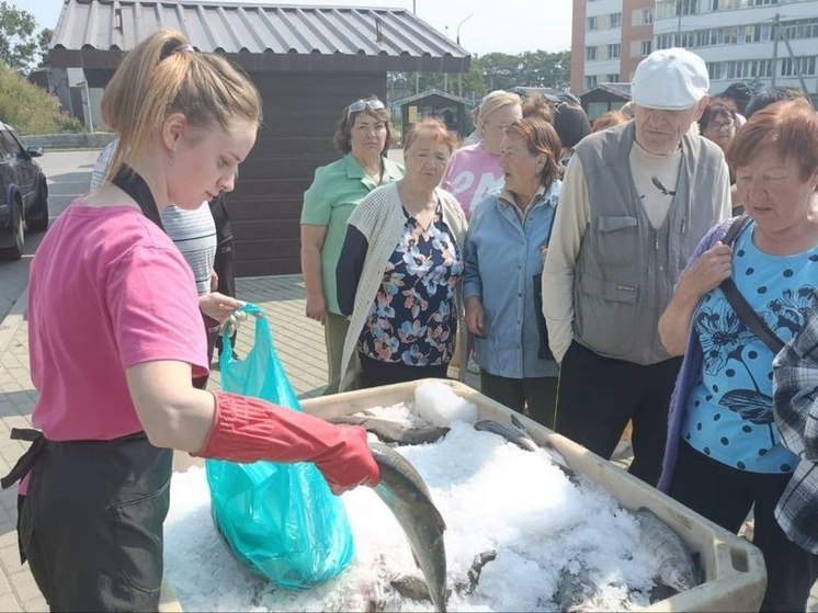 Сахалинцам и курильчанам раздали 31 тонну свежевыловленной горбуши
