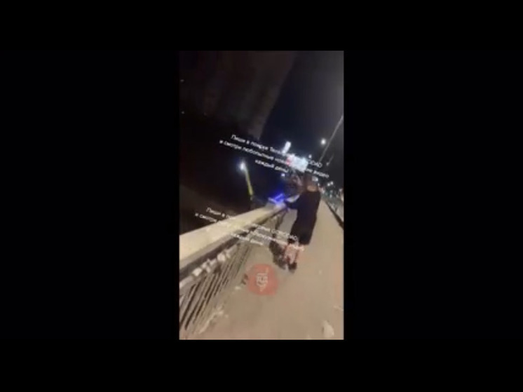 Юные жители Новокузнецка скинули шеринговый электросамокат в реку