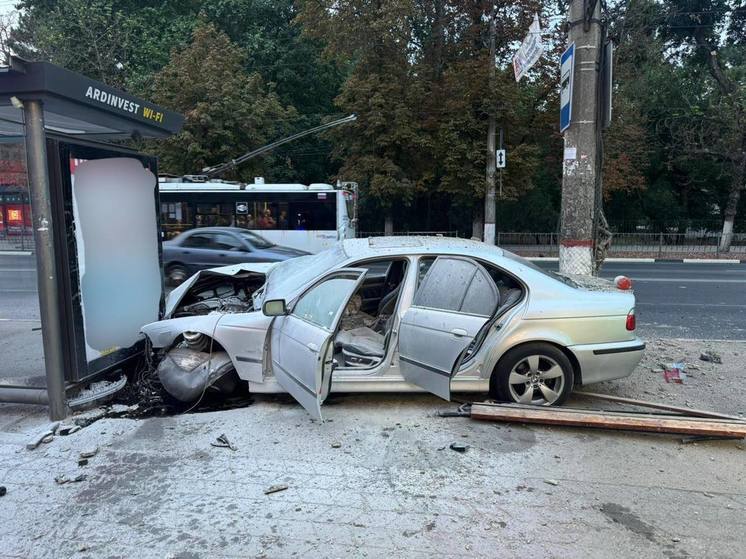 В Симферополе водитель BMW врезался в остановку