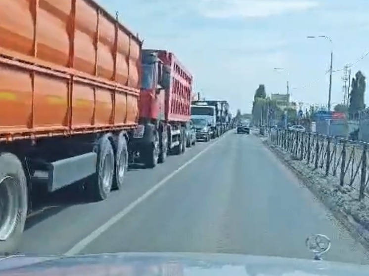 В Азове на Кагальницком шоссе возник гигантский дорожный затор