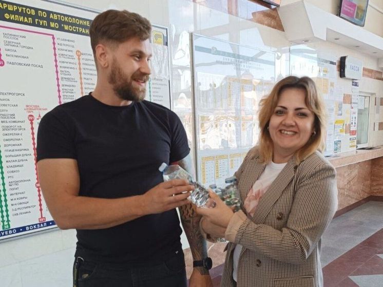 В автобусах и на автовокзалах Подмосковья раздают воду