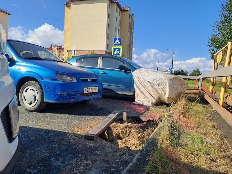 В Салехарде припаркованные машины «тормозят» ремонт дороги у детсада