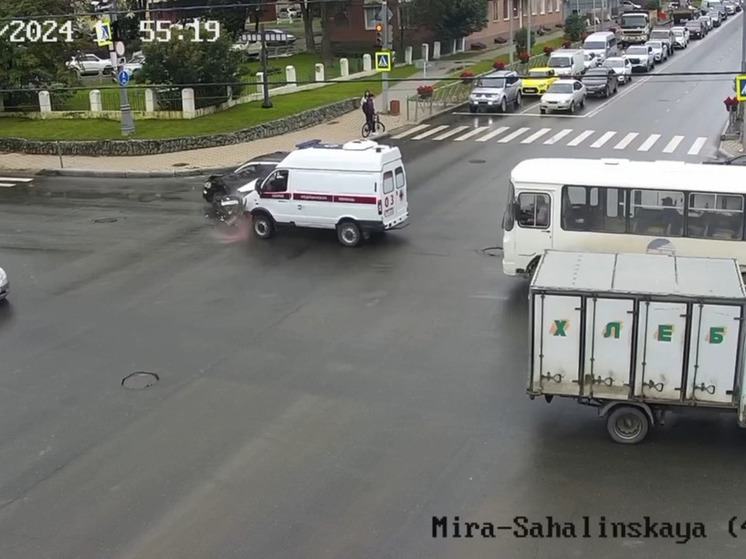 В Южно-Сахалинске кроссовер врезался в скорую помощь с сиреной