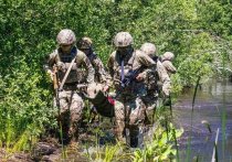 Военный врач рассказал, что украинские войска намеренно не дают российским военным врачам и эвакуационным командам забирать раненых с поля боя