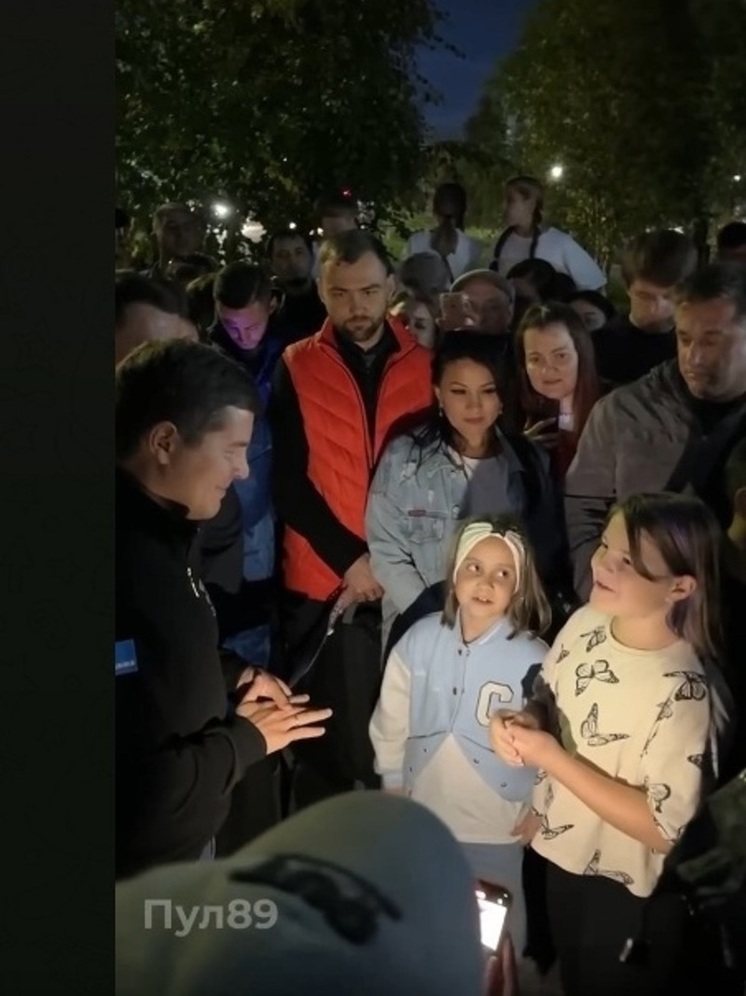 В Пангодах девочки выпросили у Артюхова новую детскую площадку