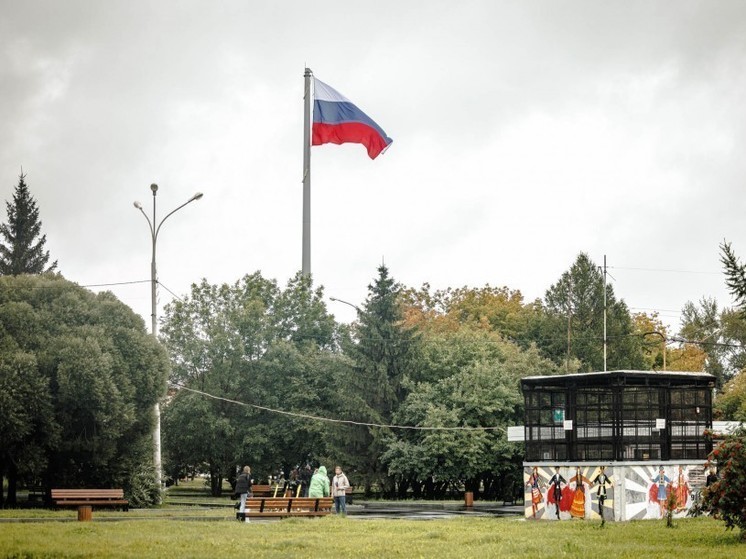 В Екатеринбурге открыли 30-метровый флагшток