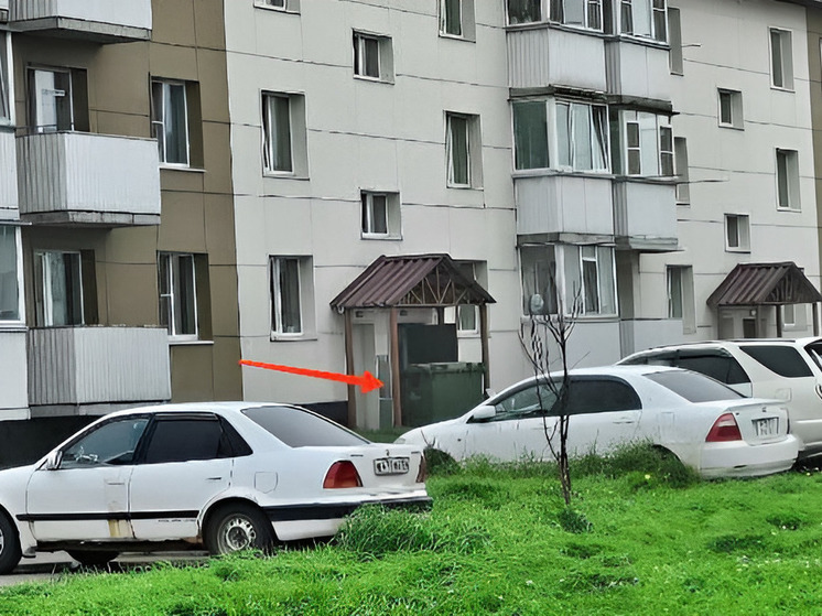 В Поронайске неизвестные перекрыли подъезд мусорным баком