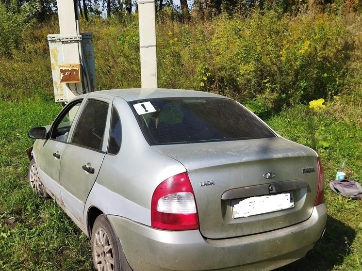 На орловской трассе автоледи налетела на бордюр и врезалась в ЛЭП
