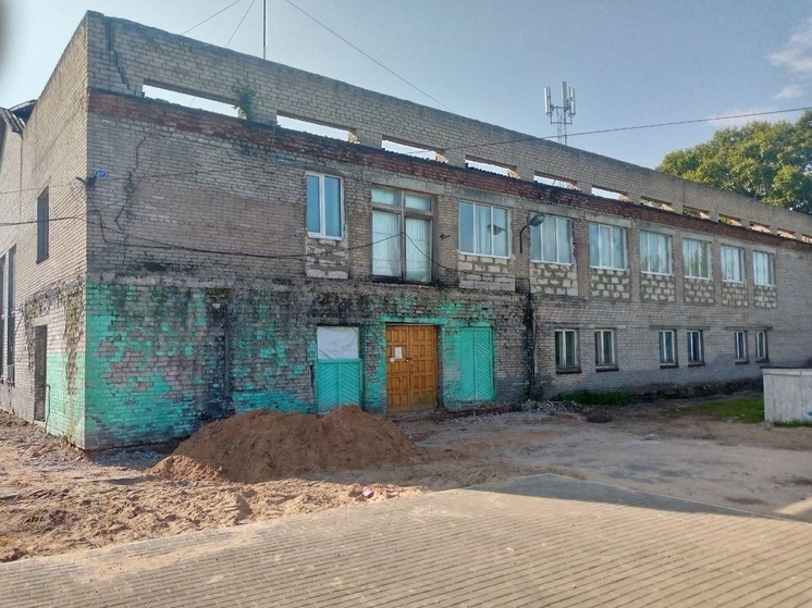 В селе Ровдино продолжается реконструкция фасада местного Дома культуры
