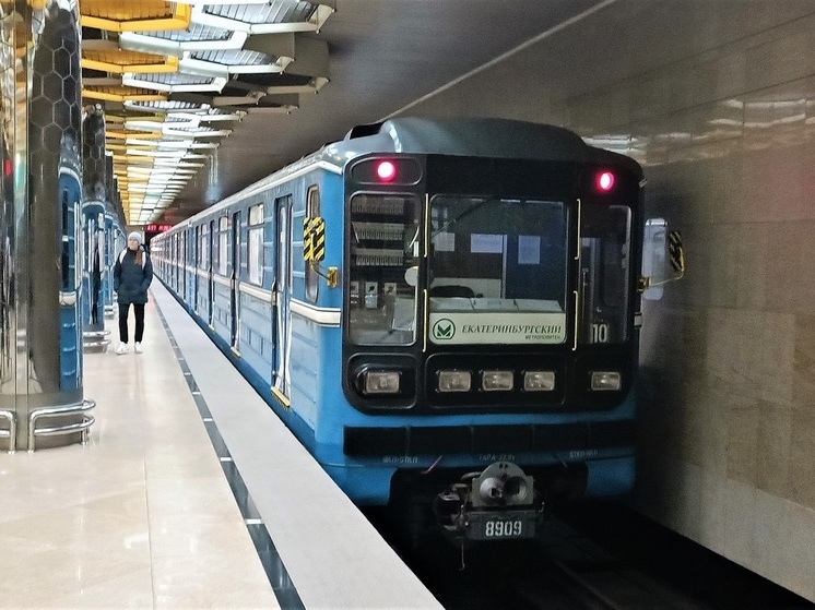 Молодой человек погиб, упав на рельсы в метро Екатеринбурга