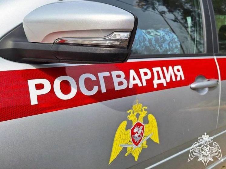 Женщину с бутылкой виски и упаковками кофе задержали в магазине