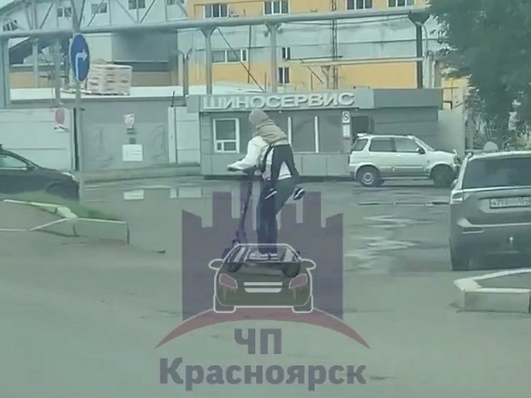 «Отец года» из Красноярска с ребенком на шее ехал на электросамокате