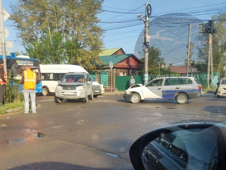 Большой затор образовался в районе Пожарки в Чите из-за ДТП