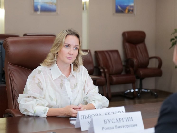Львова-Белова обсудила поддержку семей с губернатором Саратовской области