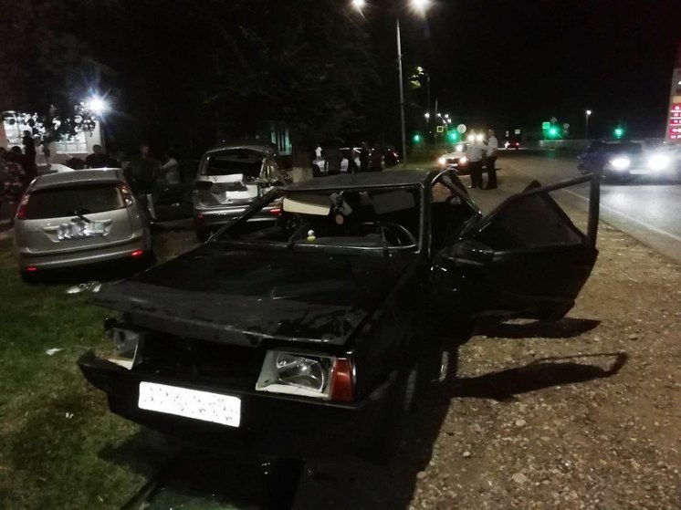 В Благодарном девушка-водитель ВАЗ 21099 влетела в две машины и сбила двоих пешеходов