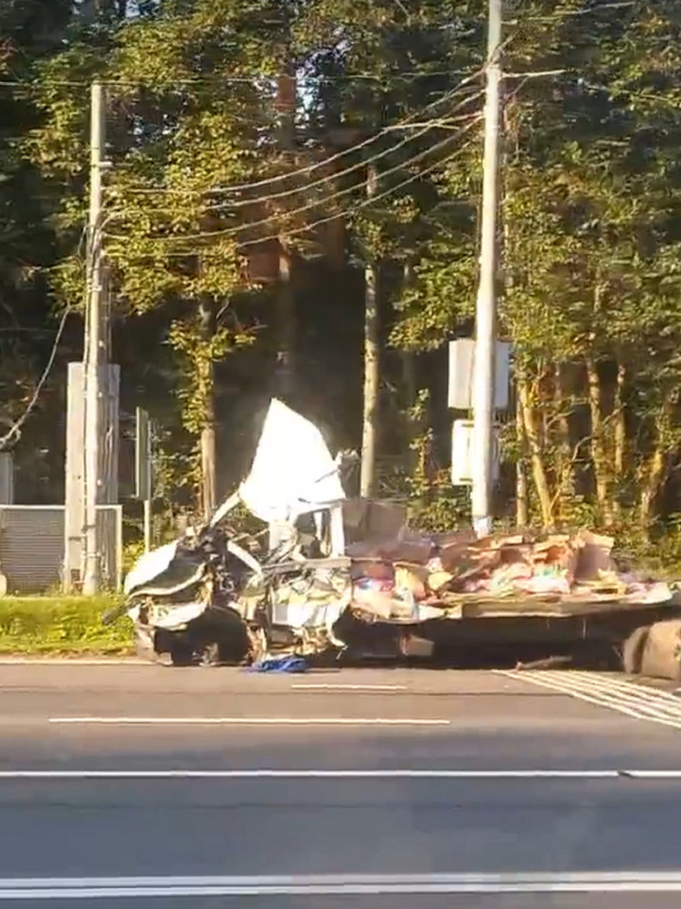 Под Тверью сняли на видео разбитый вдребезги автомобиль