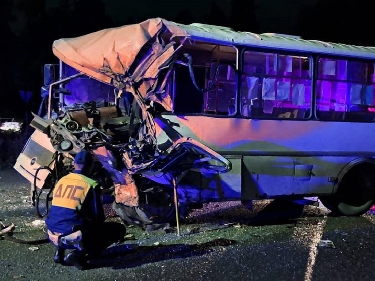 В Первоуральске автобус «Паз» столкнулся с грузовиком Peterbilt