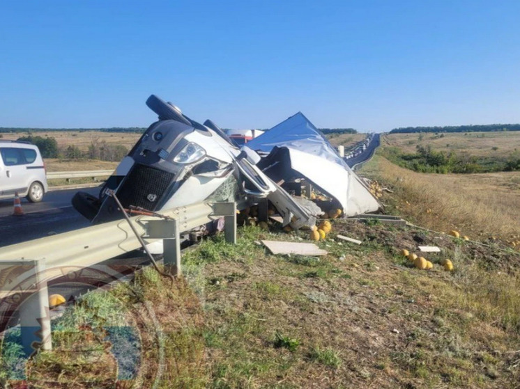 Наезд на ограждение уничтожил грузовик с дынями под Саратовом