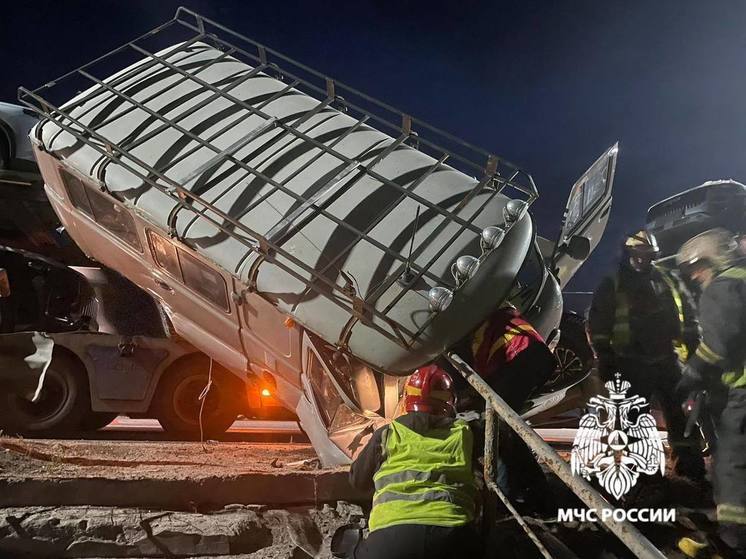 Водителя УАЗа зажало в машине после столкновения с автовозом в Карелии