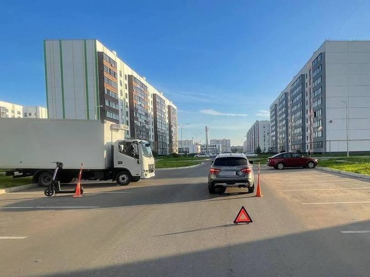 В Великом Новгороде столкнулись легковушка и электросамокат